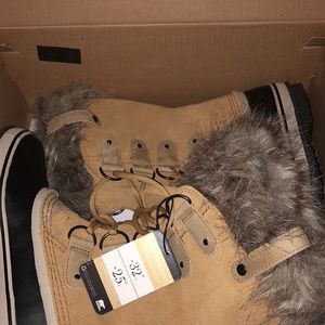 Women’s size 8 sorel snow boots